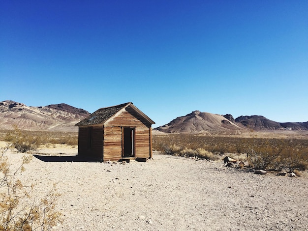 Photo built structure on desert against clear blue sky