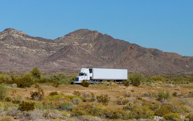 Foto struttura costruita nel deserto contro la catena montuosa