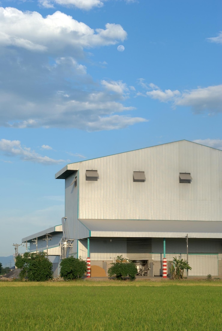 Photo built structure on field against cloudy sky