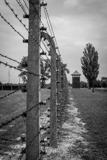 Photo built structure on field against sky