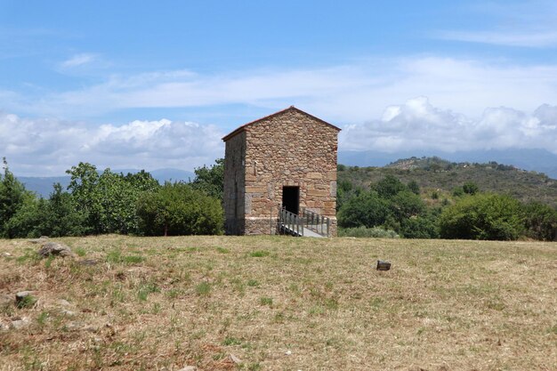 Foto struttura costruita sul campo contro il cielo