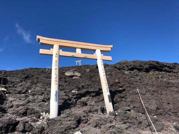 Foto struttura costruita su terra contro un cielo blu limpido