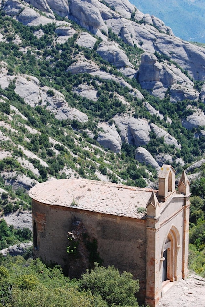 Photo built structure on landscape against mountain