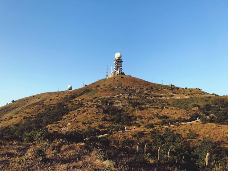 फोटो built structure on mountain against clear sky
