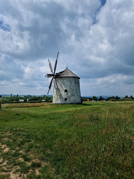 Фото Построенное сооружение на поле на фоне неба