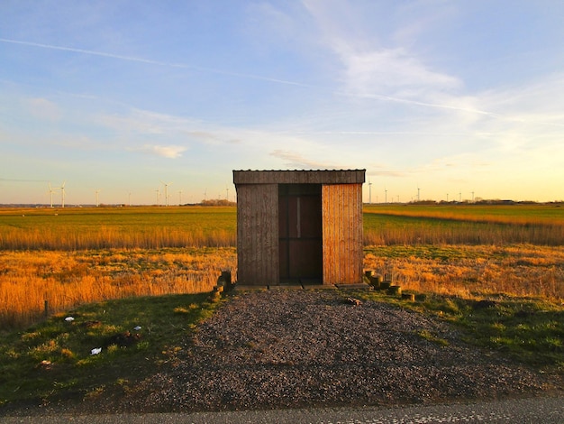 写真 空に向かってフィールドに建設された構造物