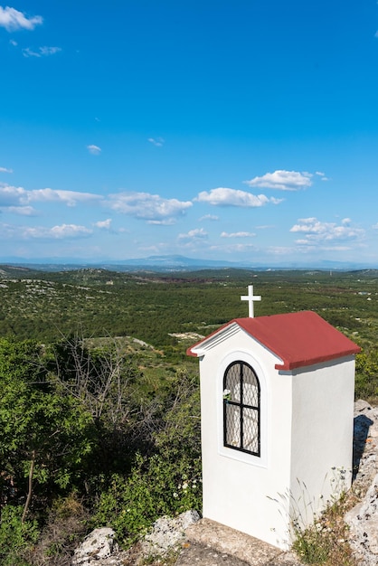 写真 青い空の背景にある景色に建てられた構造物