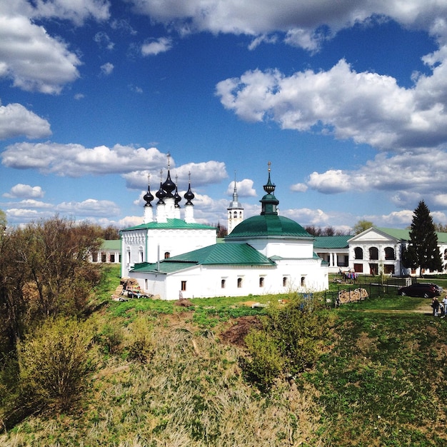 Фото Построенное сооружение на ландшафте на фоне облачного неба