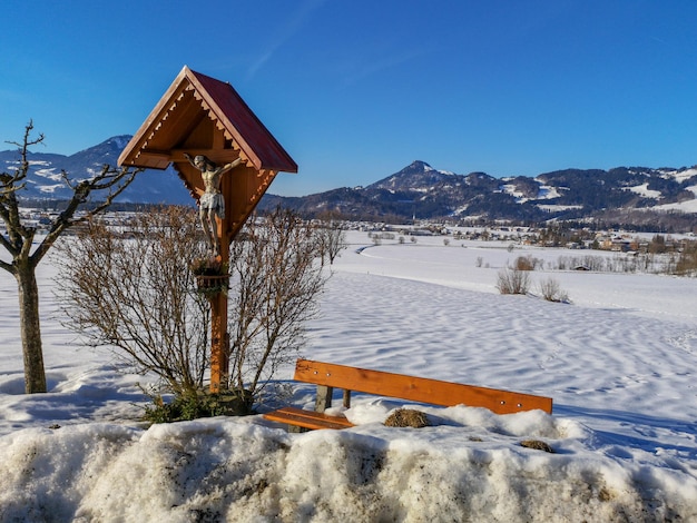 Фото Построенное сооружение на покрытом снегом поле на фоне ясного неба