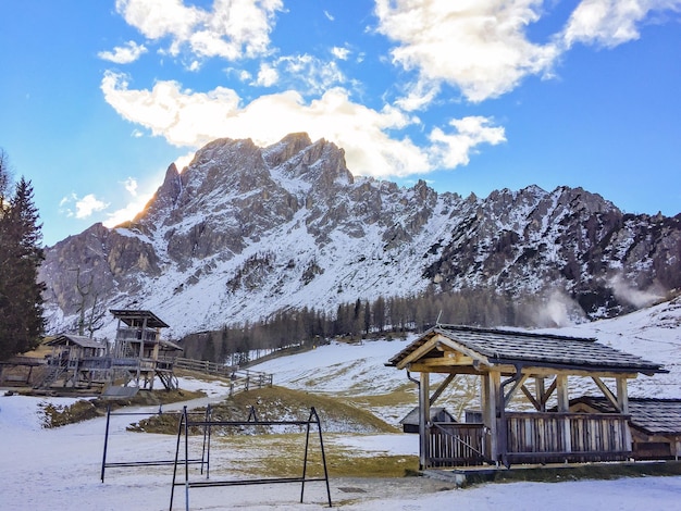 写真 空に向かって雪で覆われた山の上に建てられた構造物