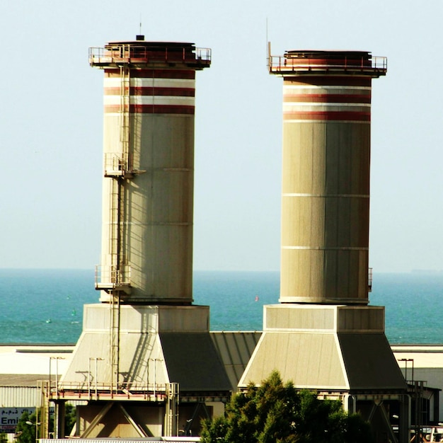 Photo built structure in sea against sky