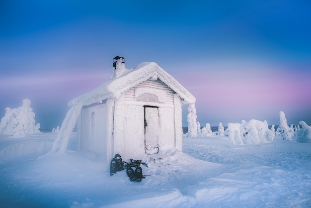 Photo built structure on snow covered field against sky