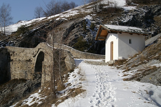 雪に覆われた景観の建造物
