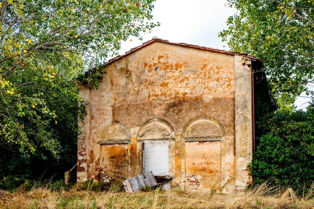 Foto struttura costruita con alberi sullo sfondo