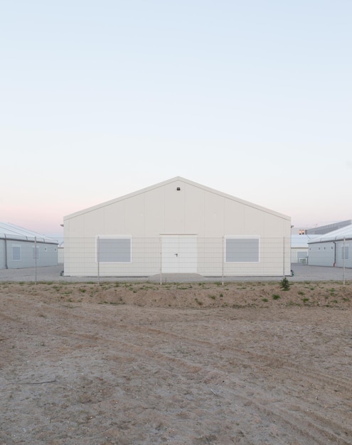 Photo built structures on land against clear sky