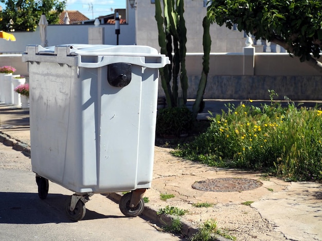 Buiten afvalcontainer