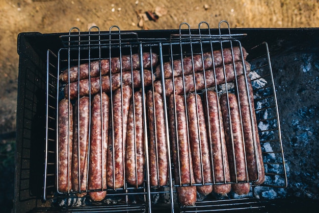 Buiten barbecue varkensworstjes op de grill