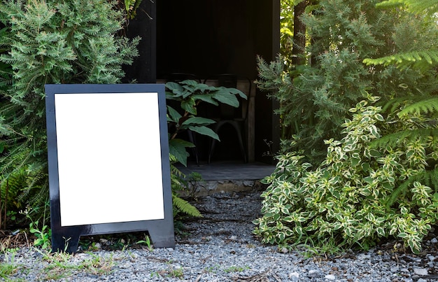 Buiten blanco welkomstbord ingang naar coffeeshop