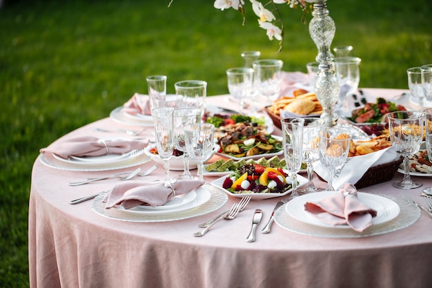 Buiten de natuur feesttafel met kaarsen