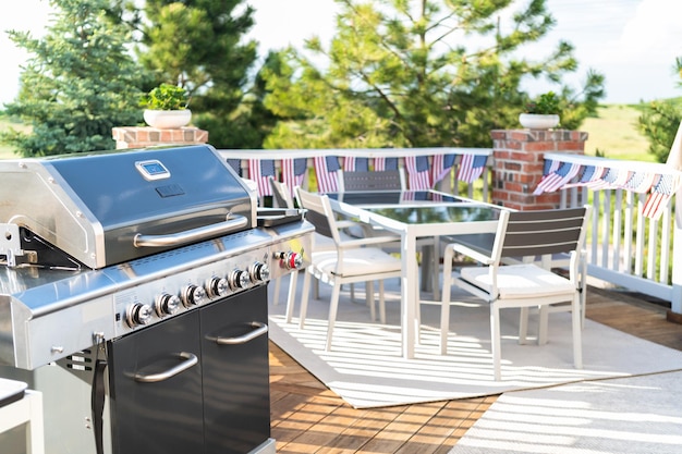 Buiten grillen op een gasgestookte grill op het terras in de achtertuin.