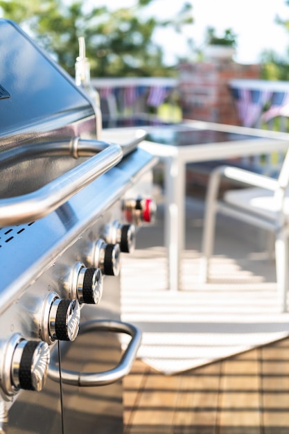 Buiten grillen op een gasgestookte grill op het terras in de achtertuin.