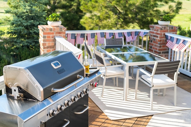 Buiten grillen op een gasgestookte grill op het terras in de achtertuin.