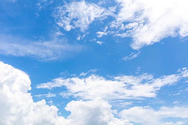 Buiten heldere frisse blauwe lucht op zonnige dag