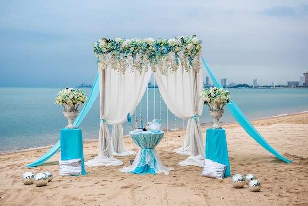 Buiten huwelijksceremonie Decoratie van de boog met bloemen op het strand