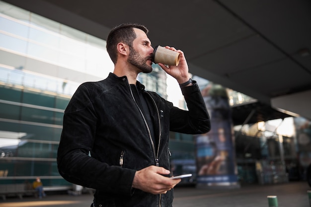 Buiten in de stad een slokje warme drank nemen