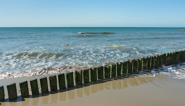 Buiten kustbreker en uitzicht op de oceaan