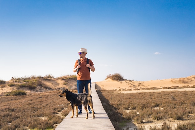 Buiten levensstijl afbeelding van reizende man met schattige hond.