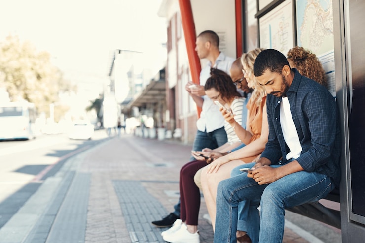 Foto buiten mobiele telefoon en wachten op bus mensen en rij voor reizen in de ochtend serieus en new york city groep en rij om te pendelen in de rij samen en sms'en voor late openbaar vervoer van de vs