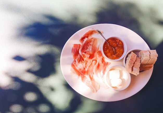 Buiten ontbijten in de zomer ham jam boter en ham