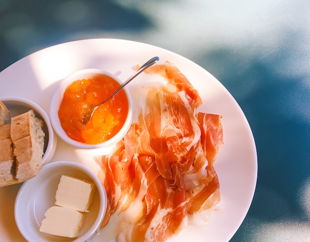 Buiten ontbijten in de zomer ham jam boter en ham