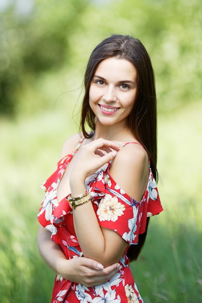 Buiten portret van mooie brunette vrouw