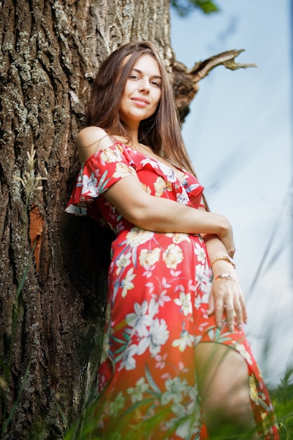 Buiten portret van mooie brunette vrouw