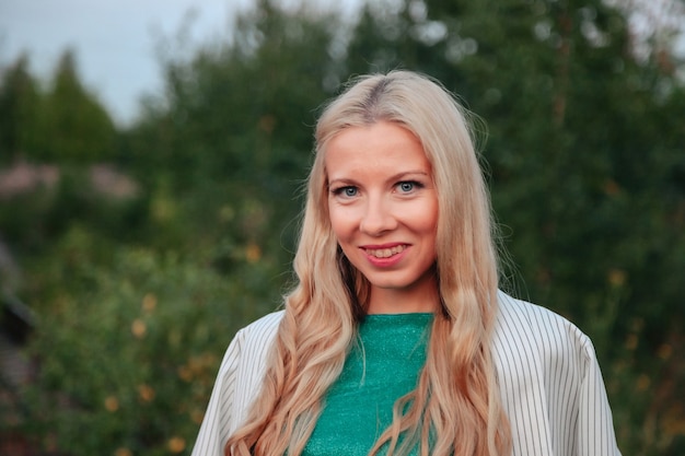 Buiten portret volwassen vrouw op natuur wandelen in de zomer bos van de schemering. Dromer dame in slijtage avond wandelen op park. Positieve emotie van vrouw op park bij dageraad