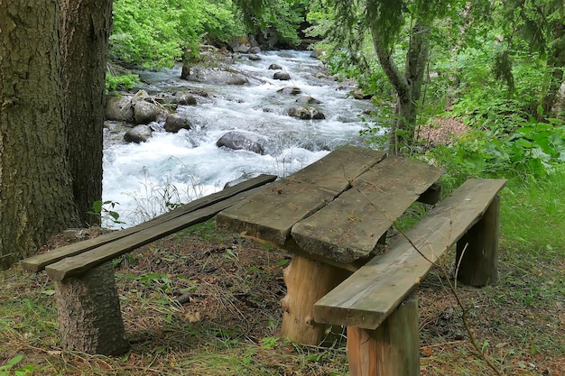 buiten recreatiegebied bij de rivier met een tafel en banken Bulgarije