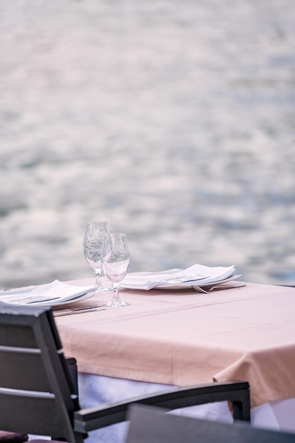 Buiten restaurant tafel aan zee
