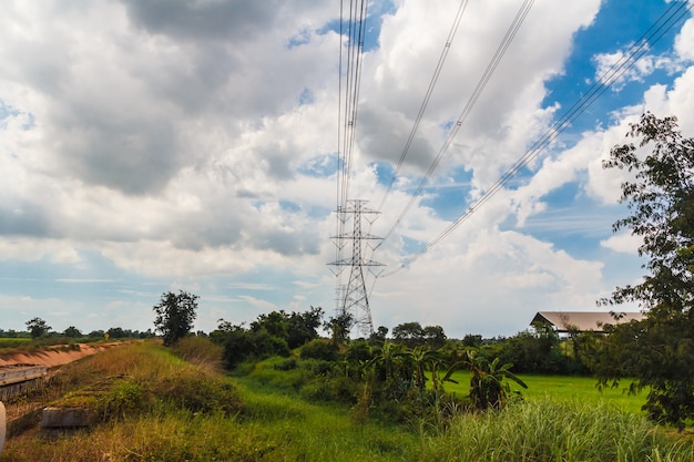 Foto buiten staat een grote elektriciteitspaal