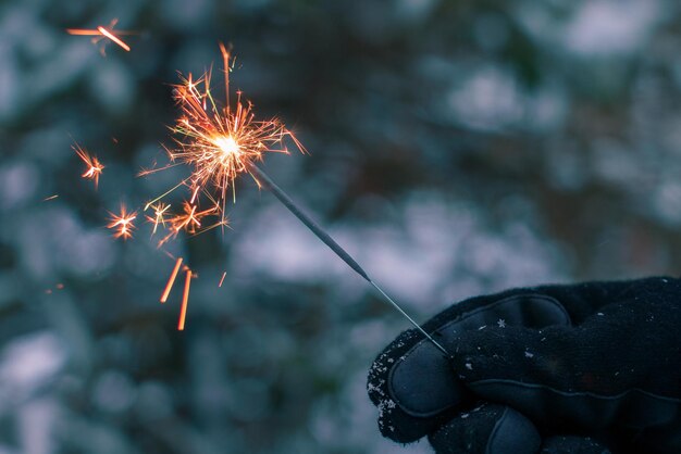 Foto buiten sterretjes in een hand branden