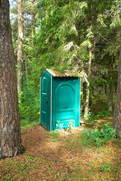 Buiten toilet in het groene bos