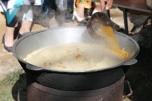 buiten traditionele pilaf koken in een enorme ketel