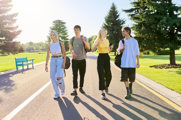 Buiten vier tieners die samen op de weg lopen