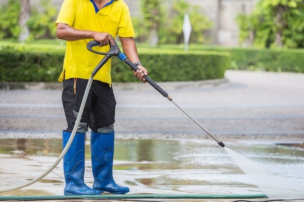 Buiten vloerreiniging met hogedruk waterstraal