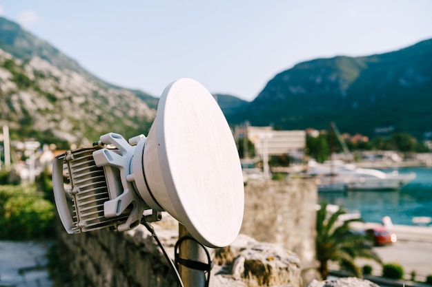 Buiten wifi-antenne in de stad g en g communicatiedekking van de mobiele operator een wit