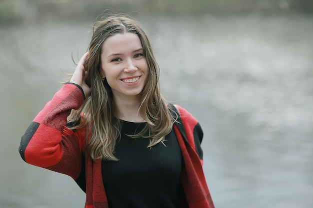 Buiten wind haar herfst/herfst portret volwassen meisje model vrouw met lang haar in een winderige dag in het park