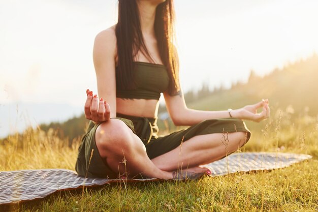 Buiten yoga doen Mooie vrouw Majestueuze Karpaten Prachtig landschap van ongerepte natuur