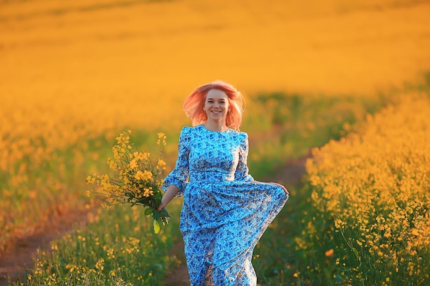 buiten zomer veld vrouw, vrijheid zonnige landelijke stijl meisje