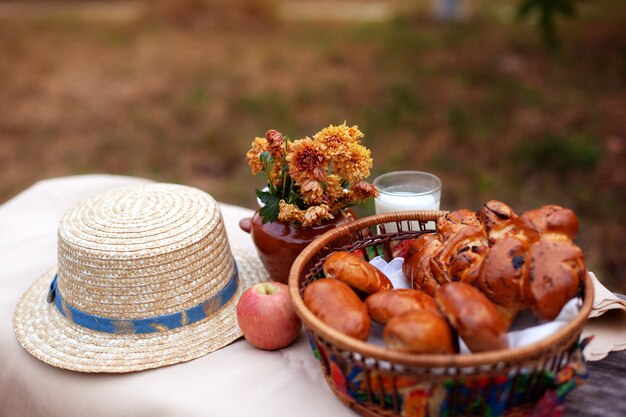 Buiten zomerpicknick op oude rustieke tafel